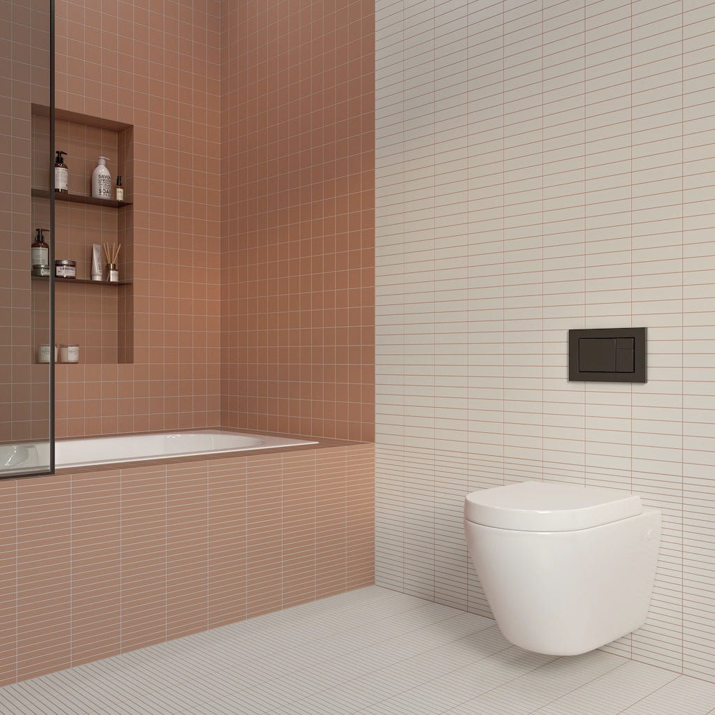 Modernes Badezimmer mit WOW Raster Fliesen in Chalk und Mud, feine Lines-Struktur an Wand und Badewanne, matte Keramikfliesen in handgemachter Optik mit ruhiger, architektonischer Raumwirkung.