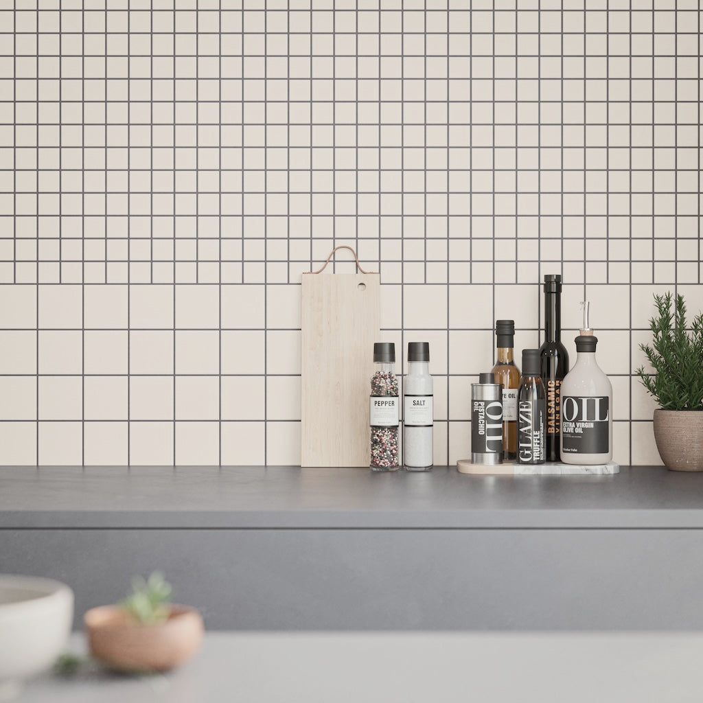 Küche mit WOW Raster Fliesen in Chalk, feine quadratische Grid-Struktur als Wandfliese über der Arbeitsfläche, matte Keramik in handgemachter Optik mit ruhiger, geometrischer Wirkung.