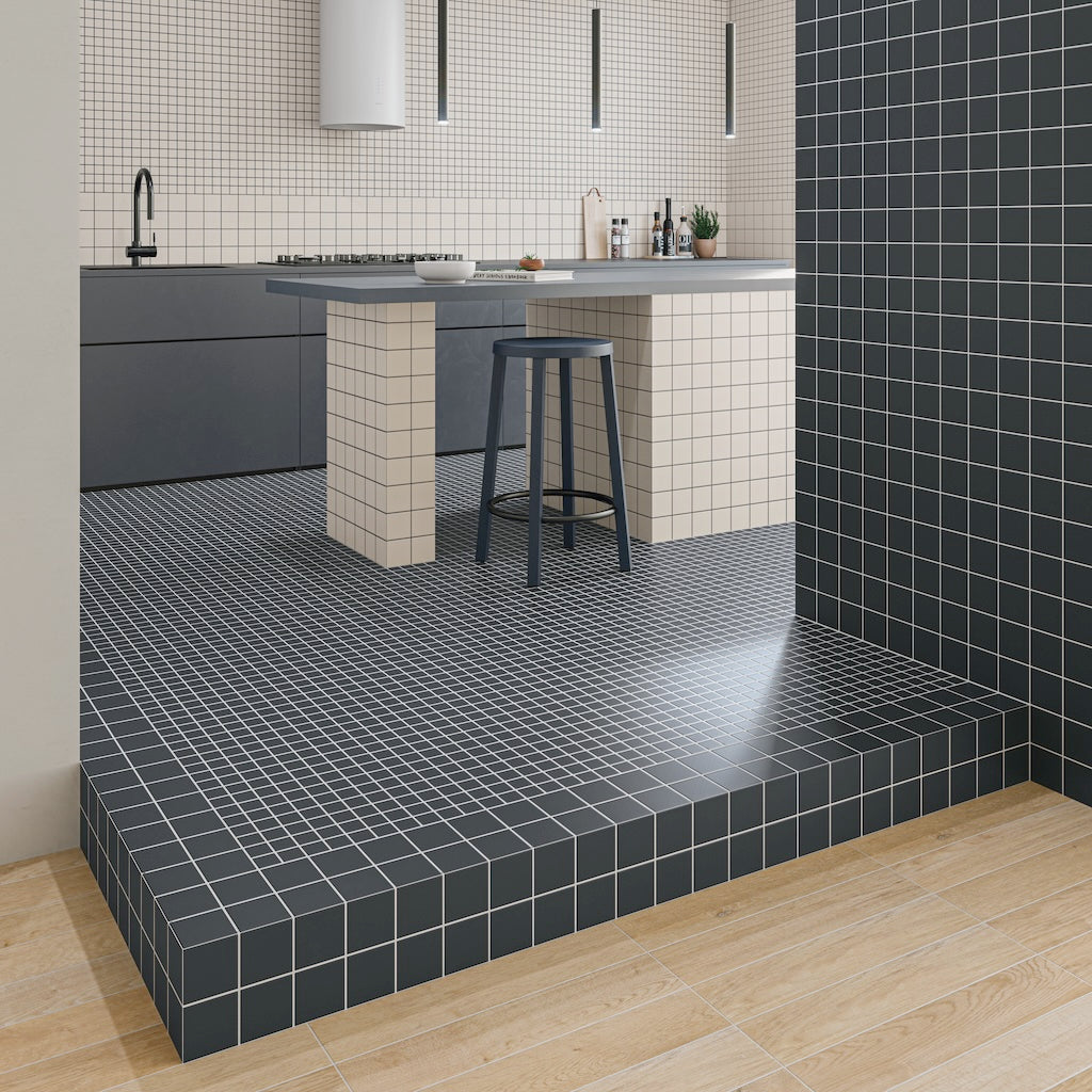 Küche mit WOW Raster Fliesen in Chalk und Deep Blue, quadratische Grid-Struktur an Wand und Podest, matte Keramikfliesen in handgemachter Optik mit klarer, geometrischer Raumwirkung.