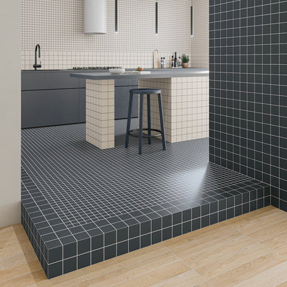 Küche mit WOW Raster Fliesen in Chalk und Deep Blue, quadratische Grid-Struktur an Wand und Podest, matte Keramikfliesen in handgemachter Optik mit klarer, geometrischer Raumwirkung.