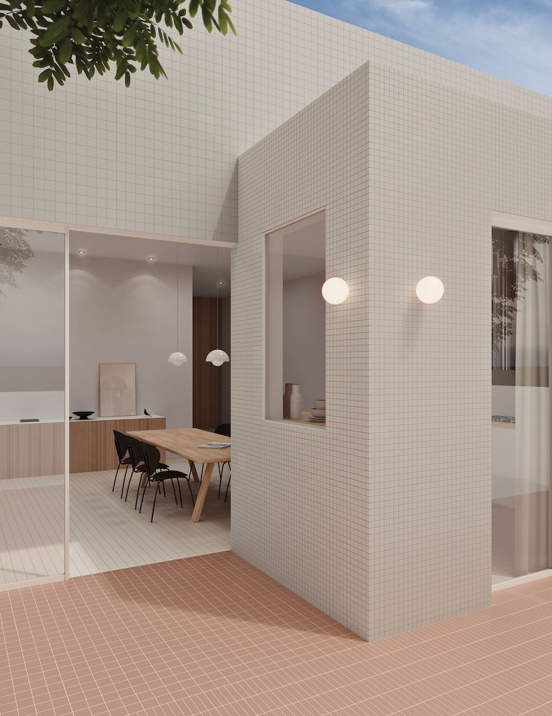 Architektonischer Innenhof mit WOW Raster Fliesen in Chalk und Mud, Kombination aus Grid- und Lines-Struktur an Fassade und Boden, matte Keramikfliesen in handgemachter Optik mit klarer, geometrischer Raumwirkung.