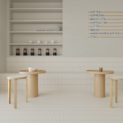 Café-Interieur mit WOW Raster Fliesen in Chalk, Kombination aus Lines- und Grid-Struktur an Wand und Boden, matte Keramikfliesen in handgemachter Optik mit klarer, geometrischer Raumwirkung.