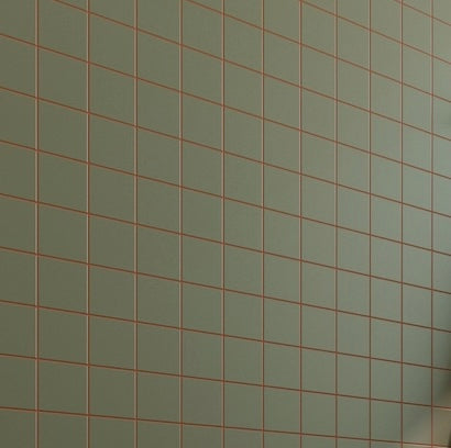 Badezimmer mit WOW Raster Fliesen in Moss-Grün, geometrisches Rasterdesign an Wand und Badewanne, matte Keramikfliesen mit moderner Architekturwirkung und natürlichem Lichteinfall.