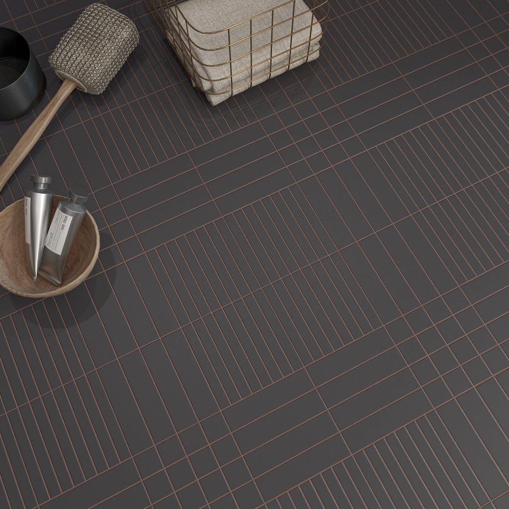 Detailaufnahme mit WOW Raster Fliesen in Basalt, Kombination aus Grid- und Lines-Struktur als Bodenfläche, matte Keramikfliesen in handgemachter Optik mit präziser, geometrischer Linienführung und ruhiger Materialwirkung.