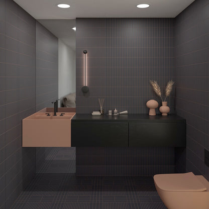 Modernes Badezimmer mit WOW Raster Fliesen in Basalt, Lines-Struktur an Wand und Boden, matte Keramikfliesen in handgemachter Optik mit klarer, geometrischer Linienführung und dunkler, architektonischer Raumwirkung.