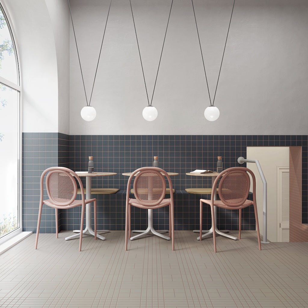 Café-Interieur mit WOW Raster Fliesen in Ash, Deep Blue und Mud, Kombination aus Lines- und Grid-Struktur an Wand und Boden, matte Keramikfliesen in handgemachter Optik mit klarer, geometrischer Raumwirkung.