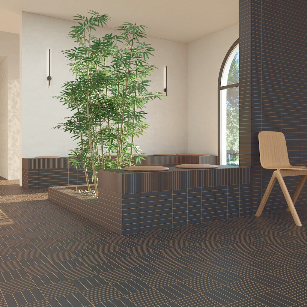 Sitzbereich mit WOW Raster Fliesen in Deep Blue, Lines-Struktur an Wand, Podest und Boden, matte Keramikfliesen in handgemachter Optik mit ruhiger, architektonischer Raumwirkung.
