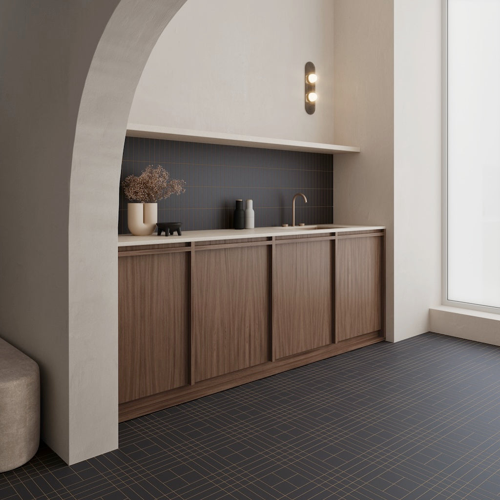 Küchenzeile mit WOW Raster Fliesen in Basalt, Kombination aus Lines- und Grid-Struktur als Wand- und Bodenbelag, matte Keramikfliesen in handgemachter Optik mit präziser, geometrischer Linienführung und dunkler, architektonischer Raumwirkung.