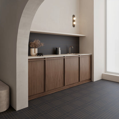 Küchenzeile mit WOW Raster Fliesen in Basalt, Kombination aus Lines- und Grid-Struktur als Wand- und Bodenbelag, matte Keramikfliesen in handgemachter Optik mit präziser, geometrischer Linienführung und dunkler, architektonischer Raumwirkung.