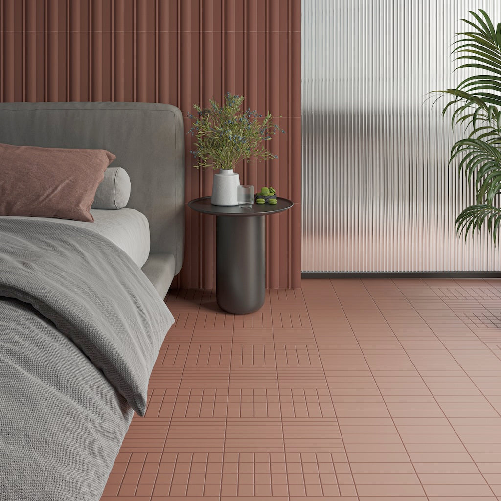 Schlafzimmer mit WOW Raster Fliesen in Mud-Ton, geometrische Grid- und Lines-Struktur an Wand und Boden, matte Keramikfliesen in handgemachter Optik mit warmem, architektonischem Charakter.