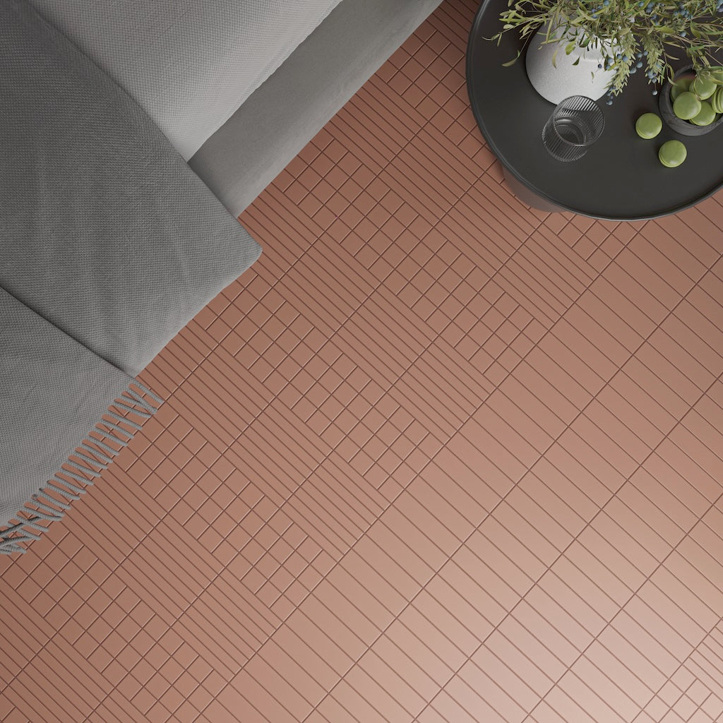 Detailaufnahme mit WOW Raster Fliesen in Mud, Kombination aus Grid- und Lines-Struktur als Bodenfläche neben Sitzmöbeln, matte Keramikfliesen in handgemachter Optik mit präziser, geometrischer Linienführung und warmer Materialwirkung.