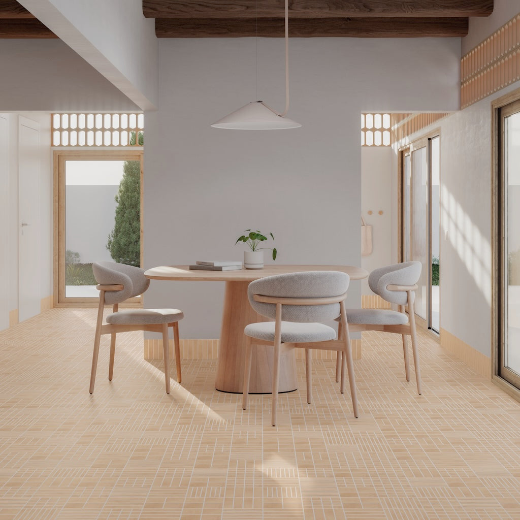 Essbereich mit WOW Raster Fliesen in Clay, Kombination aus Grid- und Lines-Struktur als Bodenbelag, matte Keramikfliesen in handgemachter Optik mit warmer, geometrischer Raumwirkung und natürlichem Lichteinfall.