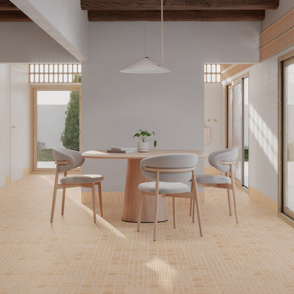 Essbereich mit WOW Raster Fliesen in Clay, Kombination aus Grid- und Lines-Struktur als Bodenbelag, matte Keramikfliesen in handgemachter Optik mit warmer, geometrischer Raumwirkung und natürlichem Lichteinfall.