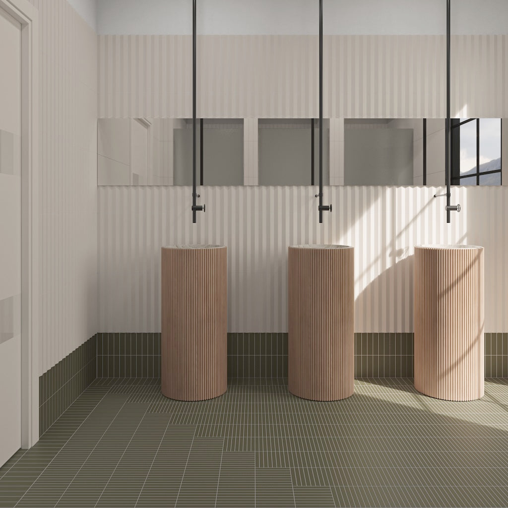 Modernes Badezimmer mit WOW Raster Fliesen in Moss, vertikale Lines-Struktur an Wandflächen kombiniert mit geometrischem Bodenmuster, matte Keramikfliesen in handgemachter Optik mit ruhiger, architektonischer Raumwirkung.