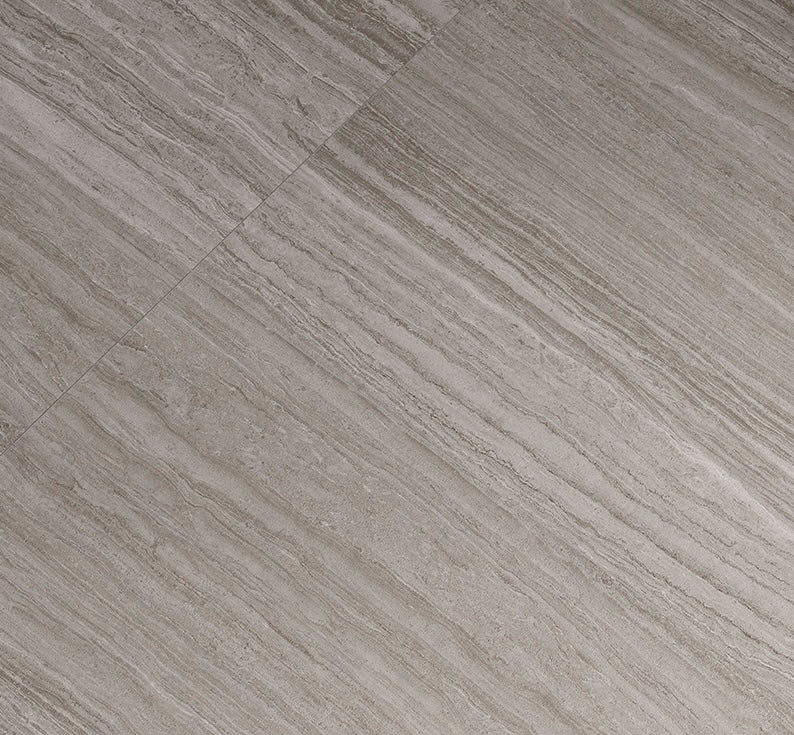 Detailaufnahme Azuvi Atlantis Feinsteinzeugfliesen in Taupe, matte Marmoroptik mit linearer Natursteinzeichnung, rektifiziertes Format 60×120 cm als Bodenbelag mit ruhiger, eleganter Flächenwirkung.
