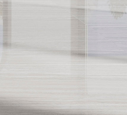 Modernes Badezimmer mit Azuvi Atlantis Feinsteinzeugfliesen in Grey, glänzende Marmoroptik an Wand und Boden, rektifiziertes Format 60×120 cm mit spiegelnder Oberfläche und ruhiger, eleganter Raumwirkung.
