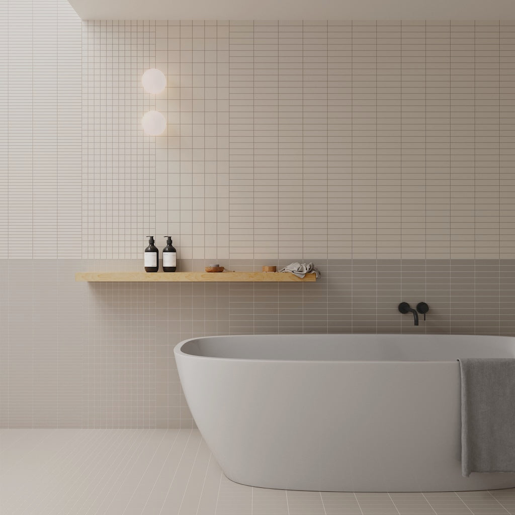Modernes Badezimmer mit WOW Raster Fliesen in Chalk und Ash, Kombination aus Lines- und Grid-Struktur an Wandflächen, matte Keramikfliesen in handgemachter Optik mit klarer, geometrischer Raumwirkung.