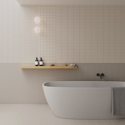 Modernes Badezimmer mit WOW Raster Fliesen in Chalk und Ash, Kombination aus Lines- und Grid-Struktur an Wandflächen, matte Keramikfliesen in handgemachter Optik mit klarer, geometrischer Raumwirkung.