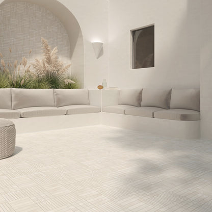 Sitzlounge mit WOW Raster Fliesen in Off White, Kombination aus Grid- und Lines-Struktur an Boden und Wandnische, matte Keramikfliesen in handgemachter Optik mit ruhiger, architektonischer Raumwirkung und weichem Lichteinfall.