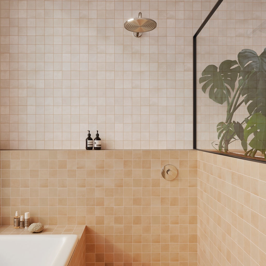 Modernes Badezimmer mit WOW Raster Fliesen in Clay und Off White, quadratische Grid-Struktur an Wand und Wannenverkleidung, matte Keramikfliesen in handgemachter Optik mit warmer, ruhiger Raumwirkung.