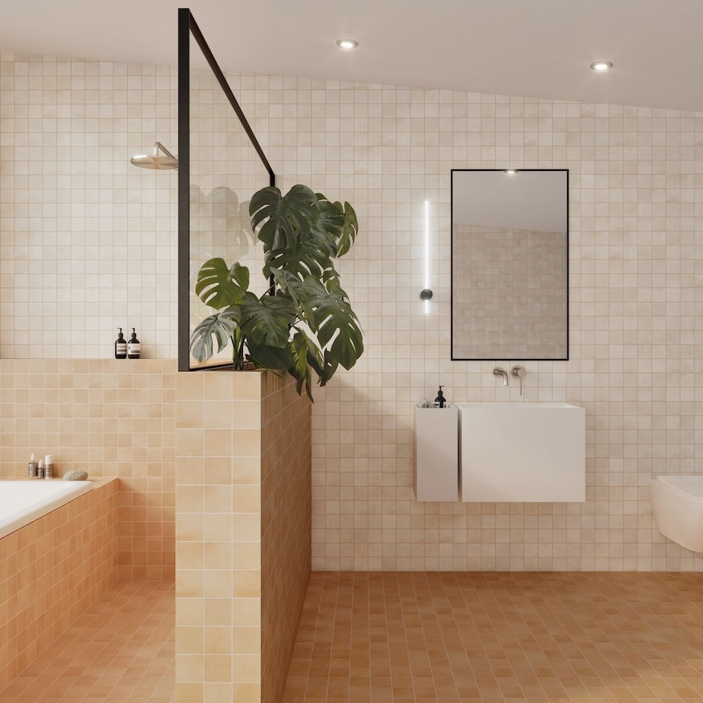 Modernes Badezimmer mit WOW Raster Fliesen in Clay und Off White, quadratische Grid-Struktur an Wand und Wannenverkleidung, matte Keramikfliesen in handgemachter Optik mit warmer, ruhiger Raumwirkung.
