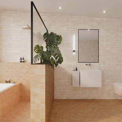 Modernes Badezimmer mit WOW Raster Fliesen in Clay und Off White, quadratische Grid-Struktur an Wand und Wannenverkleidung, matte Keramikfliesen in handgemachter Optik mit warmer, ruhiger Raumwirkung.