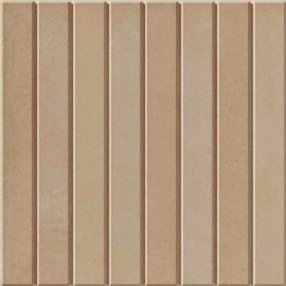 WOW Raster Lines S Fliese in Clay, quadratische Keramikfliese mit vertikalem Linienrelief und matter Oberfläche in handgemachter Optik für moderne Wand- und Bodenflächen mit warmer, architektonischer Struktur.