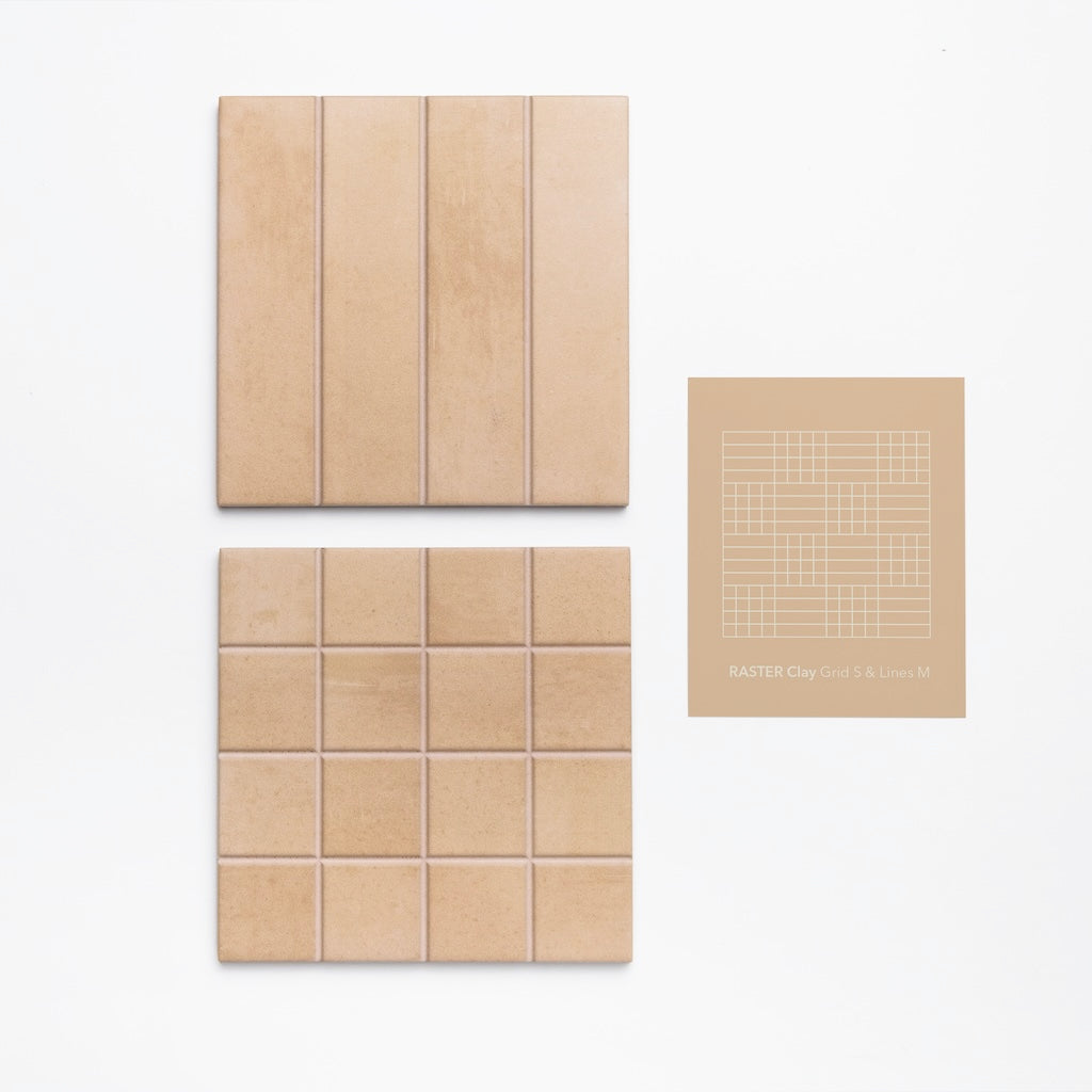 Produktdarstellung WOW Raster in Clay, Kombination aus Grid S und Lines M als 15x15 cm Keramikfliesen, matte Oberfläche in handgemachter Optik mit geometrischer Struktur für Wand- und Bodenflächen.