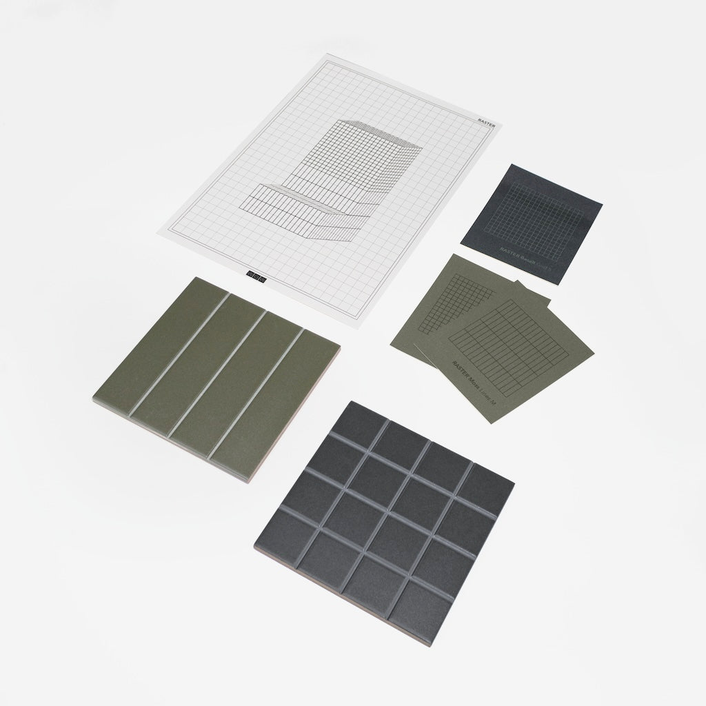 Produktdarstellung WOW Raster Fliesen in Moss und Basalt, Kombination aus Lines M und Grid S Struktur als 15x15 cm Keramikfliesen, matte Oberfläche in handgemachter Optik mit präziser, geometrischer Linienführung für Wand- und Bodenflächen.